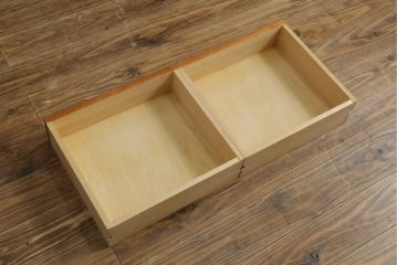 中古　北海道民芸家具　落ち着いた佇まいとシンプルなデザインが魅力的な書棚(ブックケース、本箱、収納棚、戸棚、食器棚、カップボード、飾り棚、キャビネット)(R-074155)