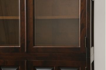中古　北海道民芸家具　落ち着いた佇まいとシンプルなデザインが魅力的な書棚(ブックケース、本箱、収納棚、戸棚、食器棚、カップボード、飾り棚、キャビネット)(R-074155)