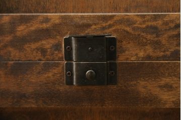 中古　北海道民芸家具　落ち着いた佇まいとシンプルなデザインが魅力的な書棚(ブックケース、本箱、収納棚、戸棚、食器棚、カップボード、飾り棚、キャビネット)(R-074155)