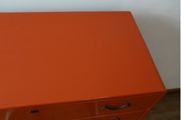 和製アンティーク　艶のある明るい色味が美しい!!　 朱色の漆で塗り直された古い総桐箪笥　(R-074156)