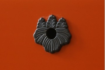 和製アンティーク　艶のある明るい色味が美しい!!　 朱色の漆で塗り直された古い総桐箪笥　(R-074156)