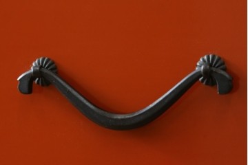 和製アンティーク　艶のある明るい色味が美しい!!　 朱色の漆で塗り直された古い総桐箪笥　(R-074156)