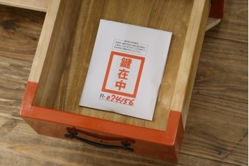 和製アンティーク　艶のある明るい色味が美しい!!　 朱色の漆で塗り直された古い総桐箪笥　(R-074156)