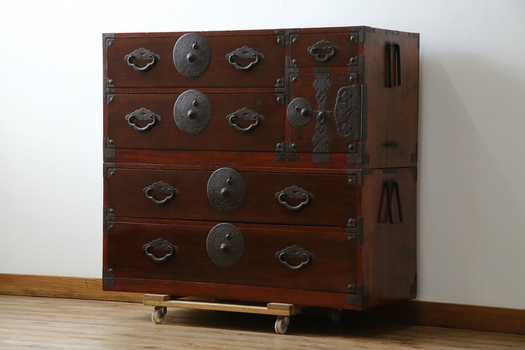 和製アンティーク　桜丸金具　年月を経た風合いが魅力的な重ね米沢箪笥　(R-074160)