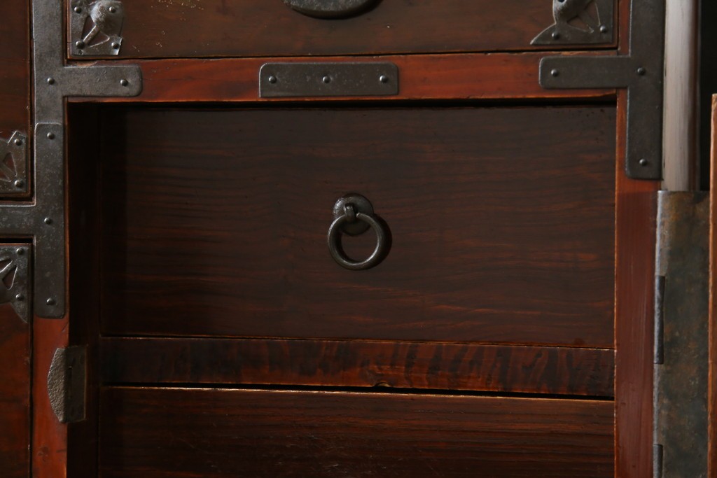 和製アンティーク　桜丸金具　年月を経た風合いが魅力的な重ね米沢箪笥　(R-074160)