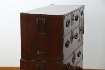 和製アンティーク　桜丸金具　年月を経た風合いが魅力的な重ね米沢箪笥　(R-074160)