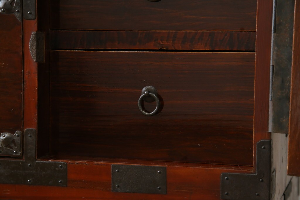 和製アンティーク　桜丸金具　年月を経た風合いが魅力的な重ね米沢箪笥　(R-074160)