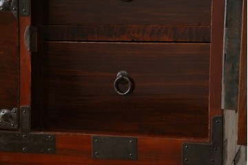 和製アンティーク　桜丸金具　年月を経た風合いが魅力的な重ね米沢箪笥　(R-074160)