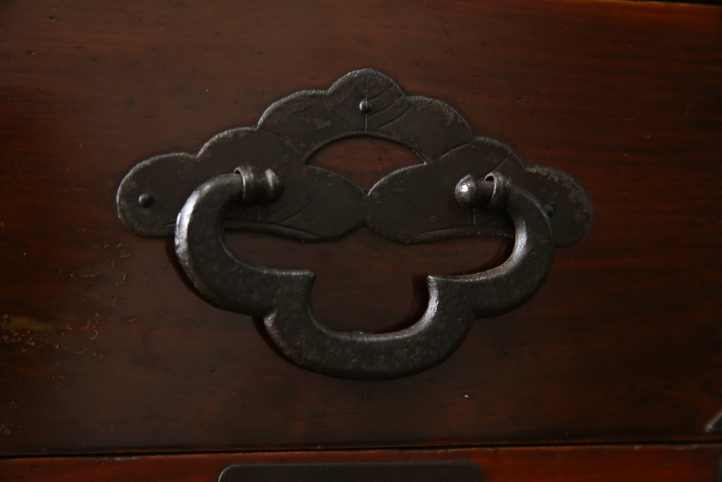 和製アンティーク　桜丸金具　年月を経た風合いが魅力的な重ね米沢箪笥　(R-074160)