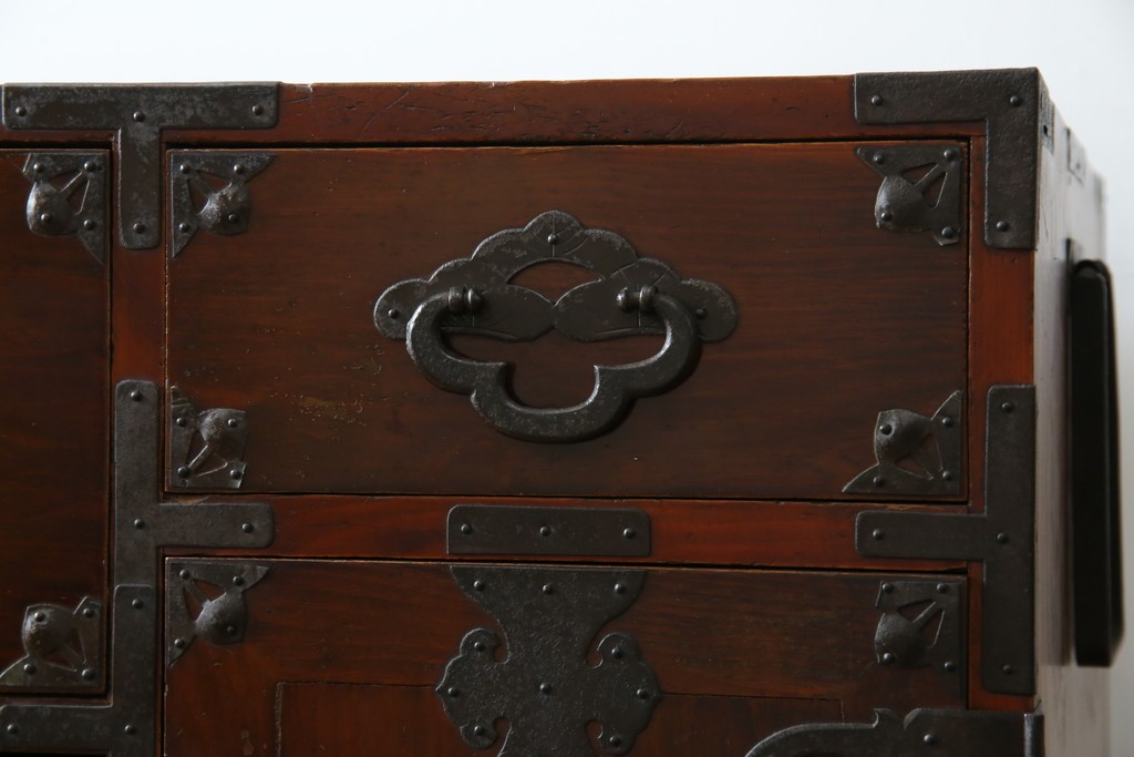 和製アンティーク　桜丸金具　年月を経た風合いが魅力的な重ね米沢箪笥　(R-074160)