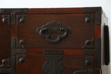 和製アンティーク　桜丸金具　年月を経た風合いが魅力的な重ね米沢箪笥　(R-074160)