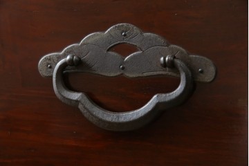 和製アンティーク　桜丸金具　年月を経た風合いが魅力的な重ね米沢箪笥　(R-074160)