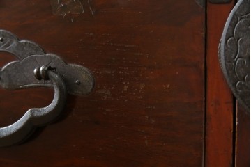 和製アンティーク　桜丸金具　年月を経た風合いが魅力的な重ね米沢箪笥　(R-074160)