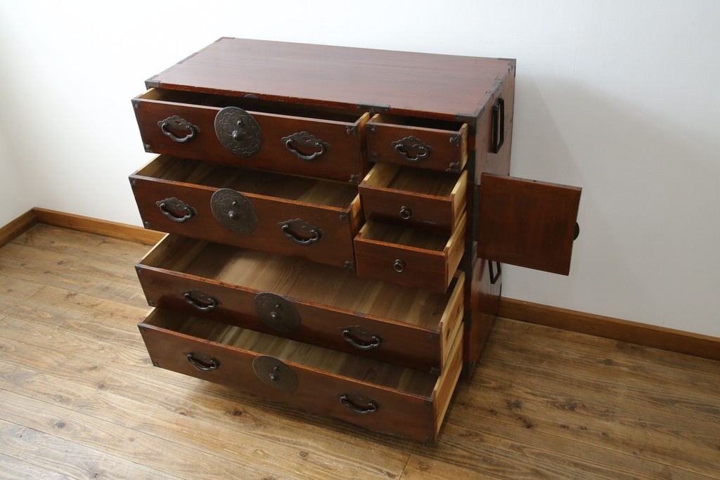 和製アンティーク　桜丸金具　年月を経た風合いが魅力的な重ね米沢箪笥　(R-074160)