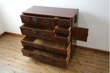 和製アンティーク　桜丸金具　年月を経た風合いが魅力的な重ね米沢箪笥　(R-074160)