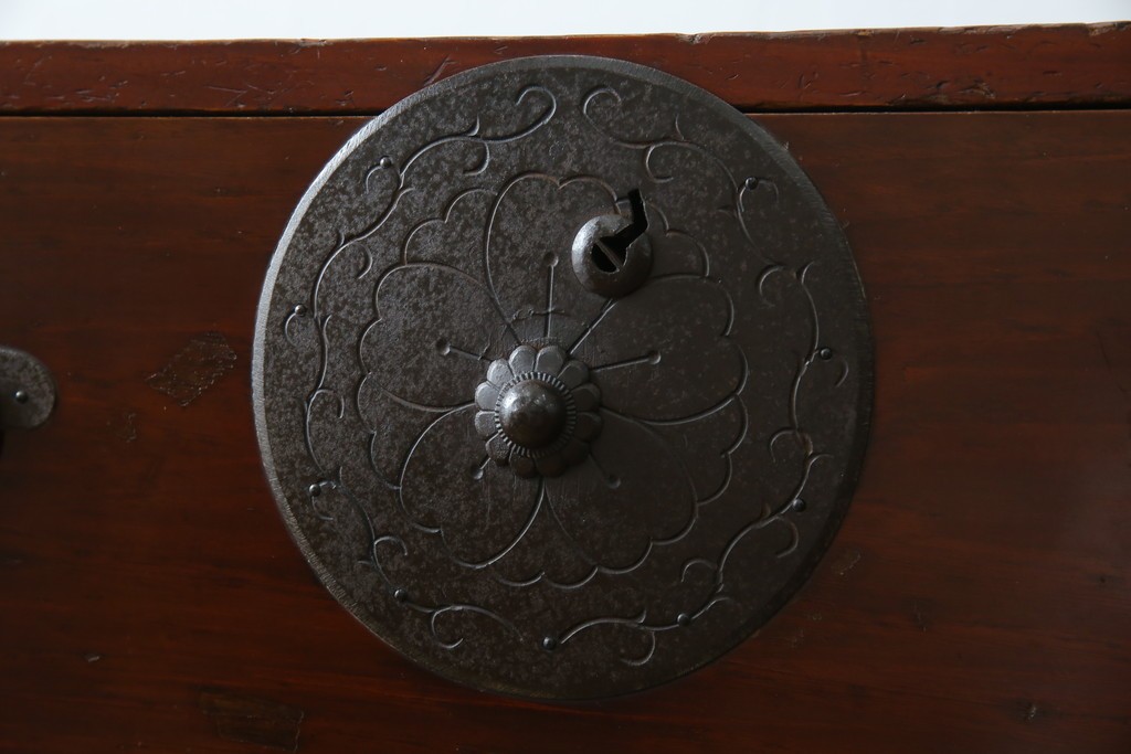 和製アンティーク　桜丸金具　年月を経た風合いが魅力的な重ね米沢箪笥　(R-074160)