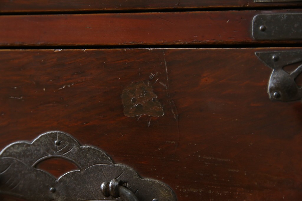 和製アンティーク　桜丸金具　年月を経た風合いが魅力的な重ね米沢箪笥　(R-074160)