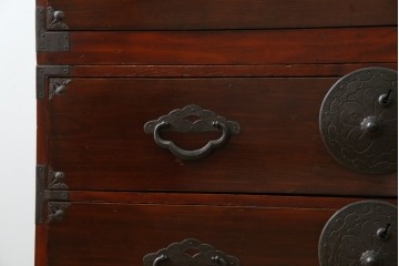 和製アンティーク　桜丸金具　年月を経た風合いが魅力的な重ね米沢箪笥　(R-074160)