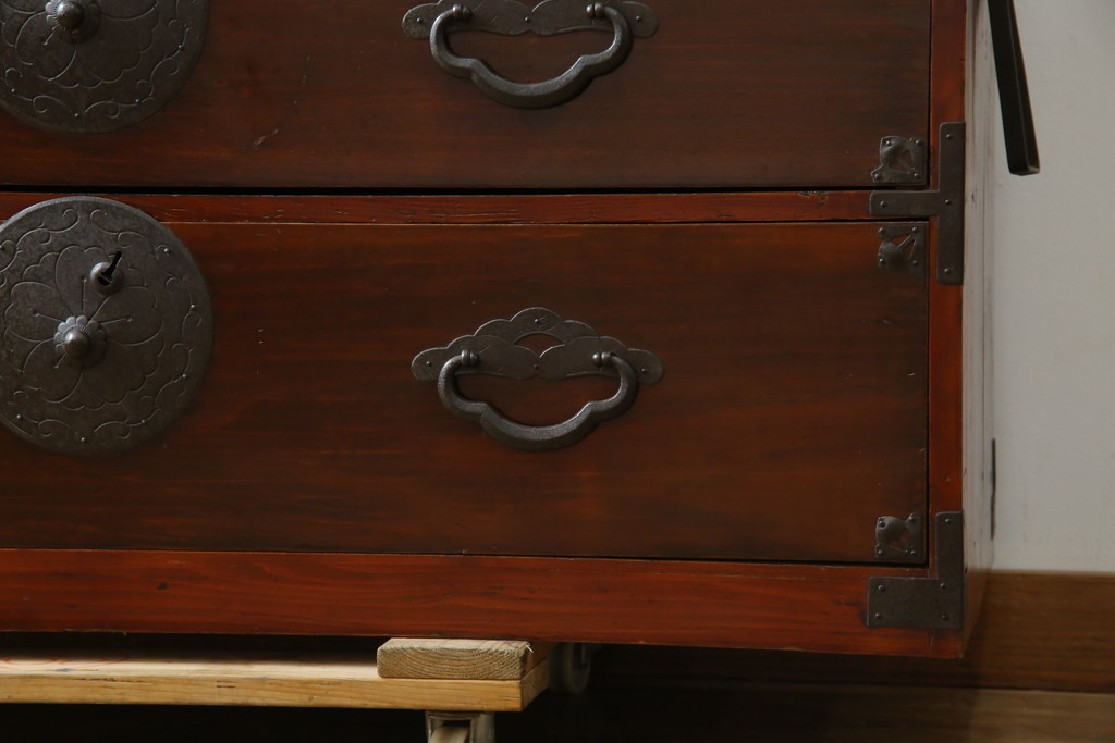和製アンティーク　桜丸金具　年月を経た風合いが魅力的な重ね米沢箪笥　(R-074160)