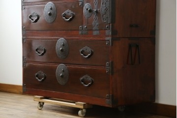 和製アンティーク　桜丸金具　年月を経た風合いが魅力的な重ね米沢箪笥　(R-074160)