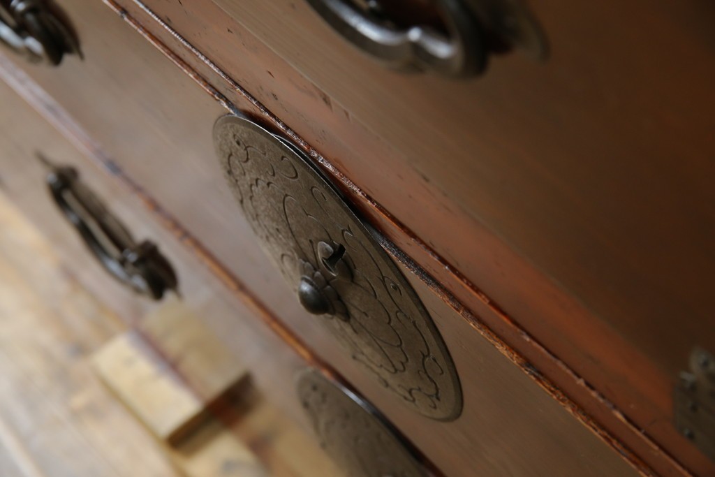 和製アンティーク　桜丸金具　年月を経た風合いが魅力的な重ね米沢箪笥　(R-074160)