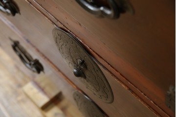 和製アンティーク　桜丸金具　年月を経た風合いが魅力的な重ね米沢箪笥　(R-074160)