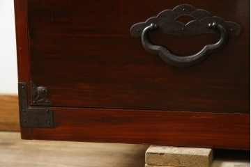 和製アンティーク　桜丸金具　年月を経た風合いが魅力的な重ね米沢箪笥　(R-074160)