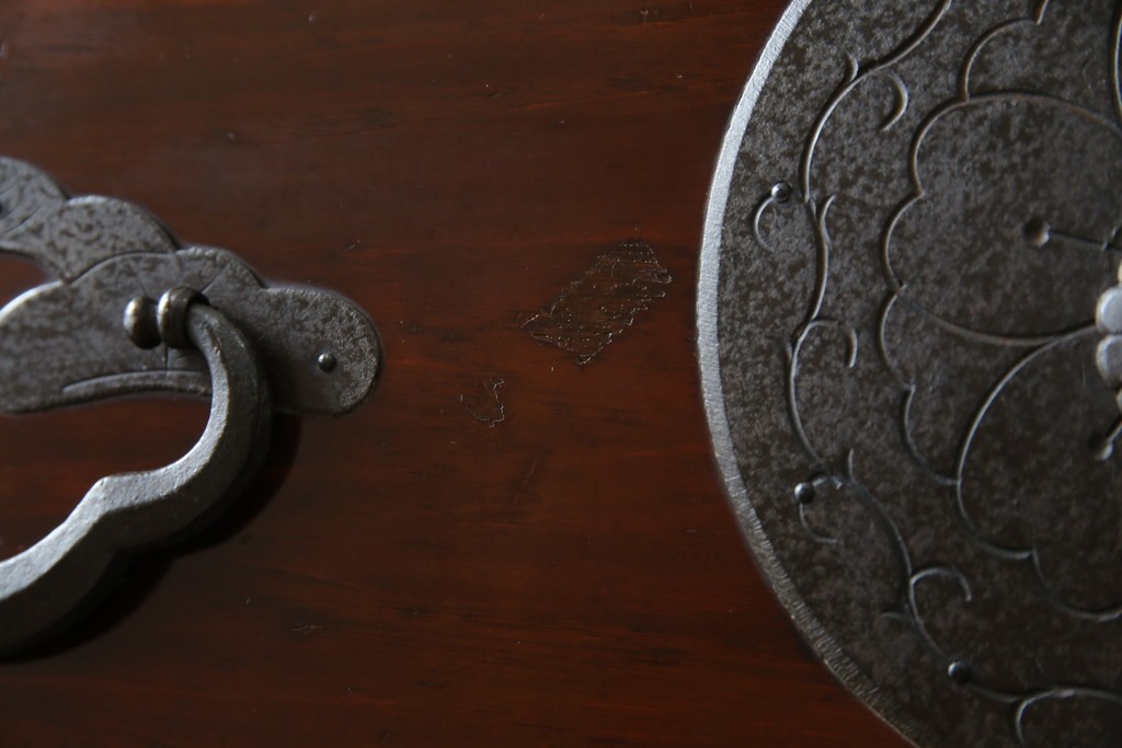 和製アンティーク　桜丸金具　年月を経た風合いが魅力的な重ね米沢箪笥　(R-074160)