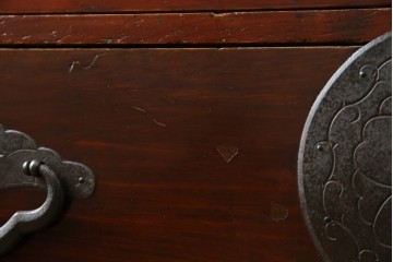 和製アンティーク　桜丸金具　年月を経た風合いが魅力的な重ね米沢箪笥　(R-074160)
