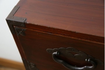 和製アンティーク　桜丸金具　年月を経た風合いが魅力的な重ね米沢箪笥　(R-074160)