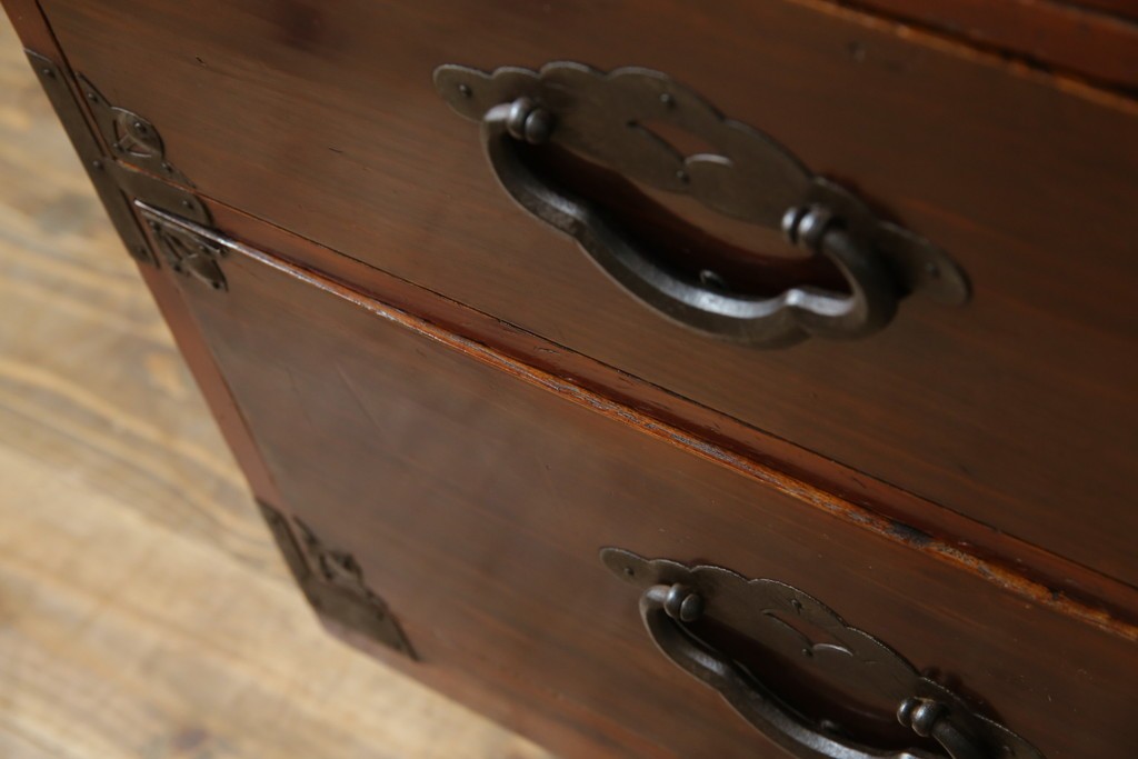 和製アンティーク　桜丸金具　年月を経た風合いが魅力的な重ね米沢箪笥　(R-074160)