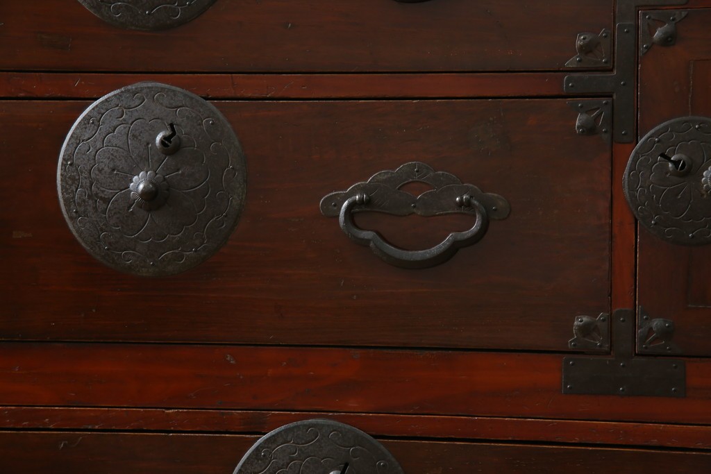 和製アンティーク　桜丸金具　年月を経た風合いが魅力的な重ね米沢箪笥　(R-074160)