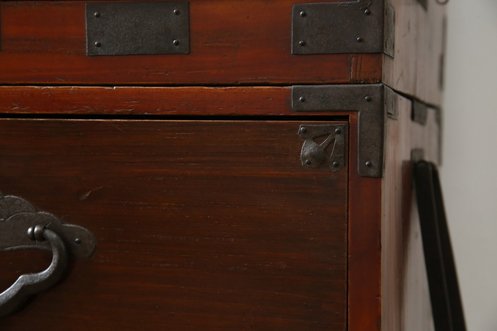 和製アンティーク　桜丸金具　年月を経た風合いが魅力的な重ね米沢箪笥　(R-074160)