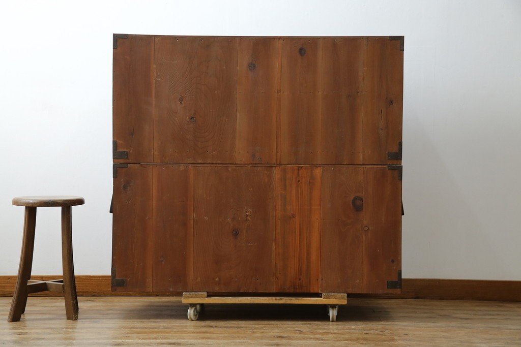 和製アンティーク　桜丸金具　年月を経た風合いが魅力的な重ね米沢箪笥　(R-074160)