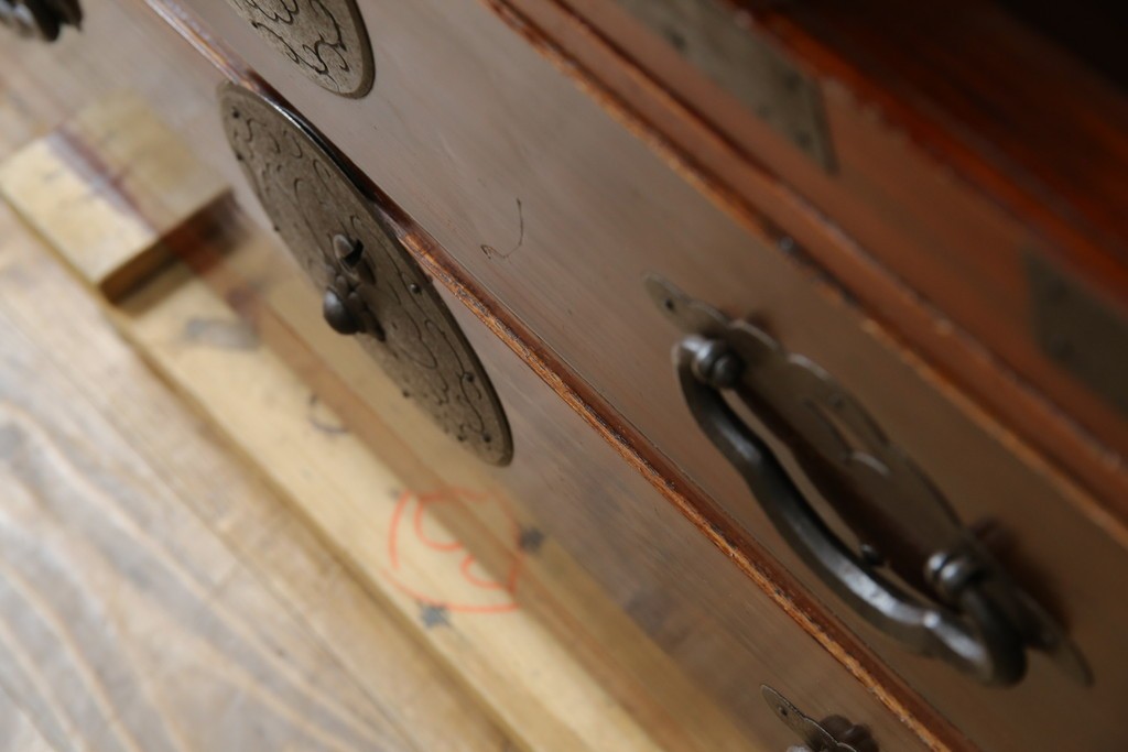 和製アンティーク　桜丸金具　年月を経た風合いが魅力的な重ね米沢箪笥　(R-074160)