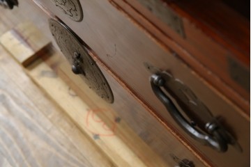 和製アンティーク　桜丸金具　年月を経た風合いが魅力的な重ね米沢箪笥　(R-074160)