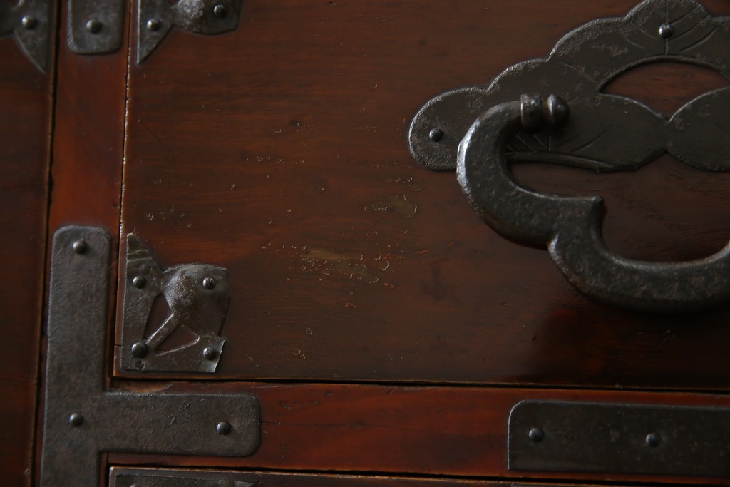 和製アンティーク　桜丸金具　年月を経た風合いが魅力的な重ね米沢箪笥　(R-074160)