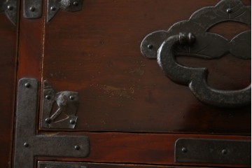 和製アンティーク　桜丸金具　年月を経た風合いが魅力的な重ね米沢箪笥　(R-074160)