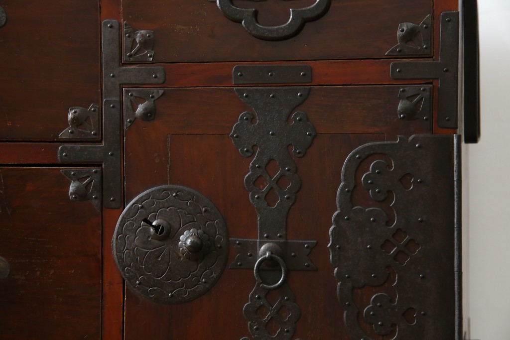 和製アンティーク　桜丸金具　年月を経た風合いが魅力的な重ね米沢箪笥　(R-074160)