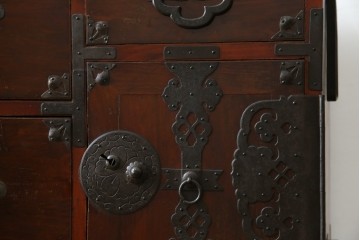 和製アンティーク　桜丸金具　年月を経た風合いが魅力的な重ね米沢箪笥　(R-074160)
