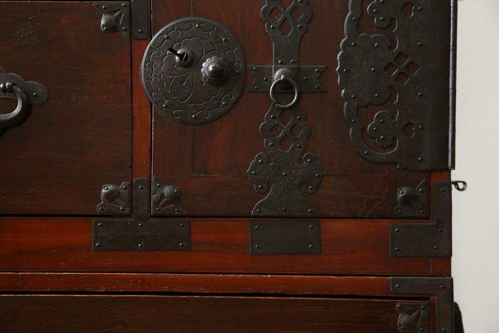 和製アンティーク　桜丸金具　年月を経た風合いが魅力的な重ね米沢箪笥　(R-074160)