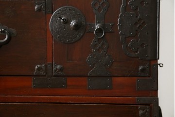和製アンティーク　桜丸金具　年月を経た風合いが魅力的な重ね米沢箪笥　(R-074160)