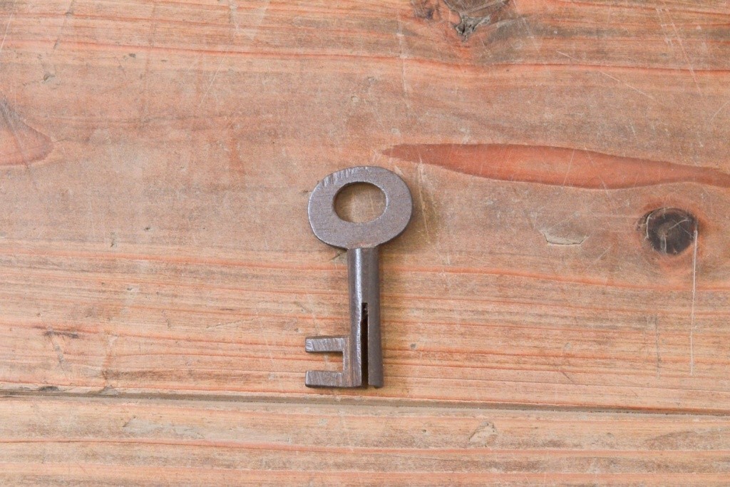 和製アンティーク　桜丸金具　年月を経た風合いが魅力的な米沢箪笥ローチェスト　(R-074162)