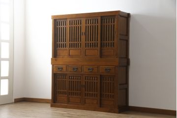 中古　ニレ材　明るく艶のある木の色味が美しい二段重ね水屋箪笥(食器棚、戸棚、収納棚、キャビネット、重ねタンス)(R-074163)