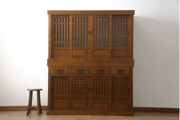中古　ニレ材　明るく艶のある木の色味が美しい二段重ね水屋箪笥(食器棚、戸棚、収納棚、キャビネット、重ねタンス)(R-074163)