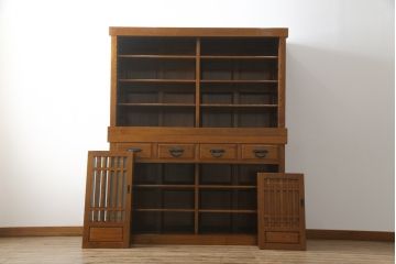 中古　ニレ材　明るく艶のある木の色味が美しい二段重ね水屋箪笥(食器棚、戸棚、収納棚、キャビネット、重ねタンス)(R-074163)