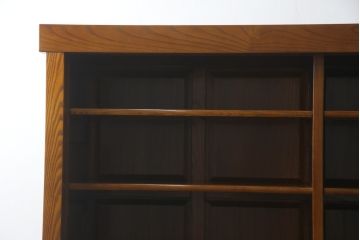 中古　ニレ材　明るく艶のある木の色味が美しい二段重ね水屋箪笥(食器棚、戸棚、収納棚、キャビネット、重ねタンス)(R-074163)