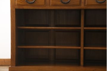 中古　ニレ材　明るく艶のある木の色味が美しい二段重ね水屋箪笥(食器棚、戸棚、収納棚、キャビネット、重ねタンス)(R-074163)