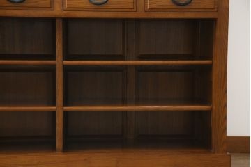 中古　ニレ材　明るく艶のある木の色味が美しい二段重ね水屋箪笥(食器棚、戸棚、収納棚、キャビネット、重ねタンス)(R-074163)