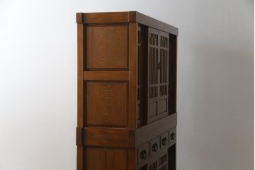 中古　ニレ材　明るく艶のある木の色味が美しい二段重ね水屋箪笥(食器棚、戸棚、収納棚、キャビネット、重ねタンス)(R-074163)